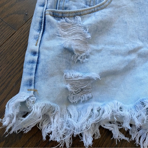 NEW White Wash Jean Shorts 💙 - Picture 7 of 11